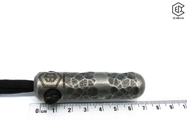 Preview: Handgeschmiedeter Kubotan HC-22-2 Unikat (Custom Made) von vorne auf weißem Hintergrund. Seriennummer SN sichtbar, Totenkopf-Gravur, schwarzer Paracord-Fangriemen, 3 Bohrungen. GPSR: Chargennummer/Hersteller SN für Rückverfolgbarkeit. Nur als Grifffestige